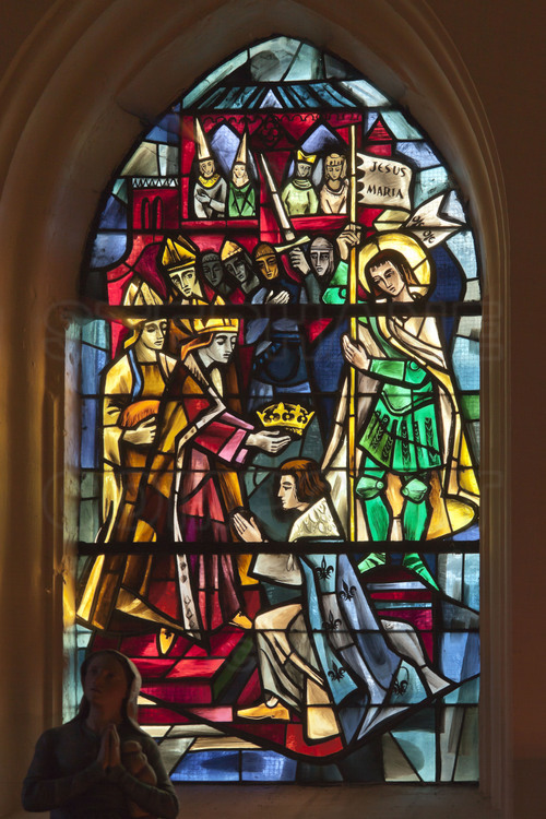Domrémy, où est née Jeanne d'Arc le 6 janvier 1412. A l'intérieur de l'église Saint Rémi, série de six vitraux retraçant son épopée, réalisés en 1955 par Pierre Gaudin. 4/ Couronnement de Charles VII à Reims le 17 juillet 1429, sous les yeux de la Pucelle.