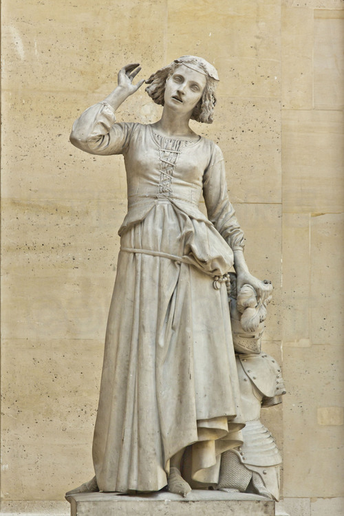 Domrémy, où est née Jeanne d'Arc le 6 janvier 1412. Statue en marbre de Jeanne d'Arc écoutant ses voix, réalisée en 1845 par le sculpteur François Rude.