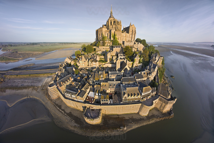 Vue générale du Mont Saint Michel vu depuis l'est. Au premier plan, les remparts et le village.