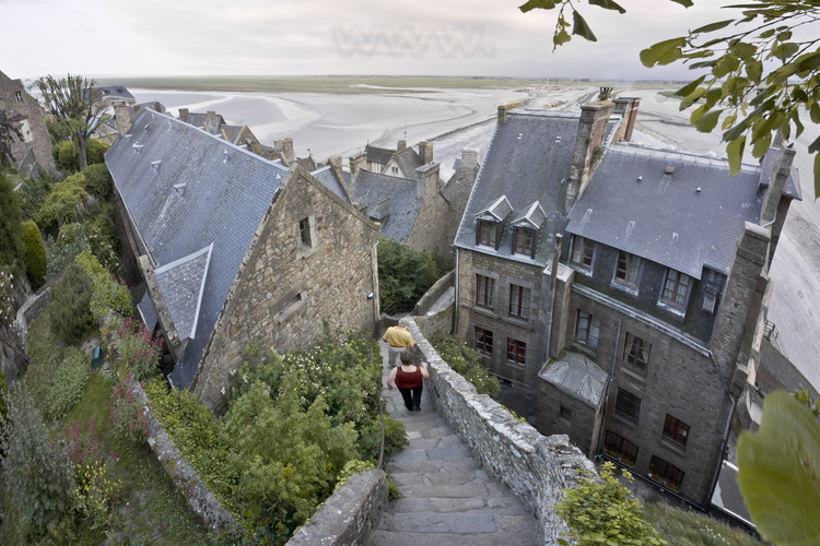 Rue en escalier du village du Mont Saint Michel.