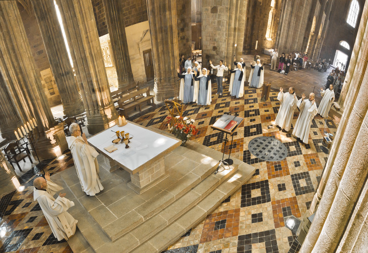 Dans le chœur de l'église abbatiale, moines et moniales durant la messe de midi.