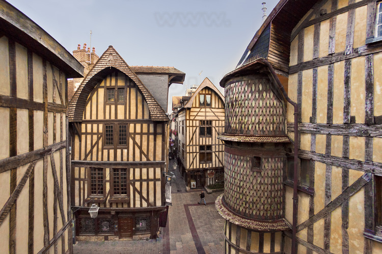 In the historical center, the medieval houses at the intersection of streets Paillot de Montabert (opposite) and Mole (left and right). On the right, the Turret of Goldsmith (Tourelle de l'Orfèvre). Elevation 8 meters.