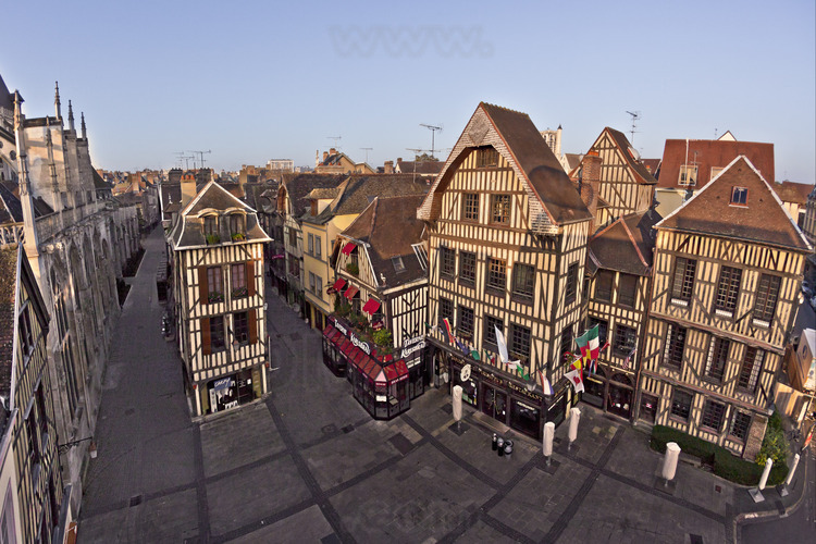 The historic city center from the square of the Town Hall with, from left to right, Mole street and Champeaux street. Elevation 15 meters.