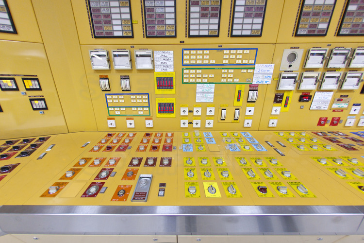 Centrale Nucléaire du Bugey : Salle de commande du réacteur n° 5 (tranche 5), dont la principal mission est de contrôler régulièrement les multiples voyants, compteurs et cadrans indiquant la bonne étanchéité du réacteur ainsi que des circuits 