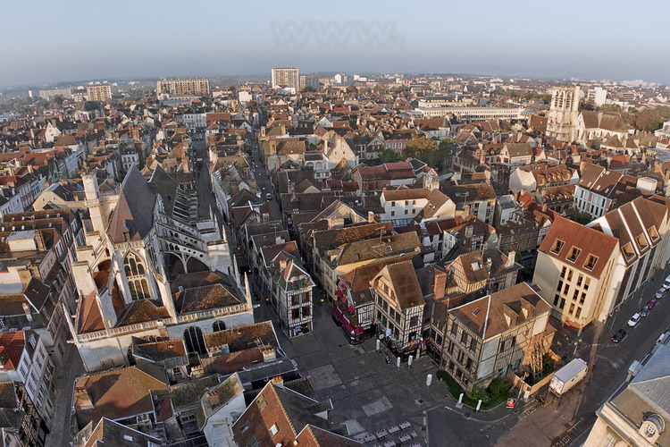 Le centre ville historique depuis la place de l'Hôtel de Ville avec, de gauche à droite, l'église St Jean du Marché, la rue Molé et la rue Champeaux. Altitude 50 mètres.