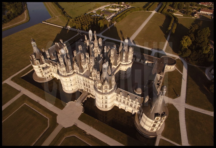 Le château de Chambord vus depuis le Nord Ouest. Classé au patrimoine mondial de l'Unesco depuis 1981, Chambord est le plus vaste des châteaux du val de Loire et constitue l'un des chefs-d'œuvre architecturaux de la Renaissance : 156 m de façade, 426 pièces, 77 escaliers, 365 cheminées et 800 chapiteaux sculptés.