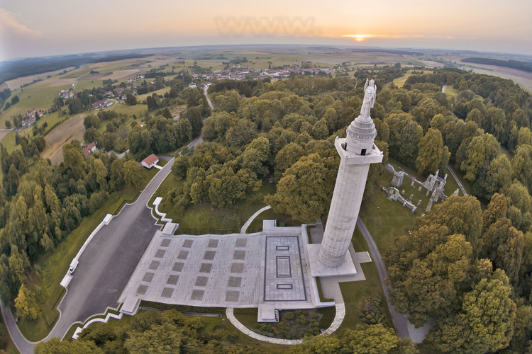 Fighting in Argonne: Butte de Montfaucon, Montfaucon American tower. Located at the foot of the ruins of the destroyed village of Montfaucon en Argonne, this granite tower of 58 meters shaped as Doric column is topped by a statue of 