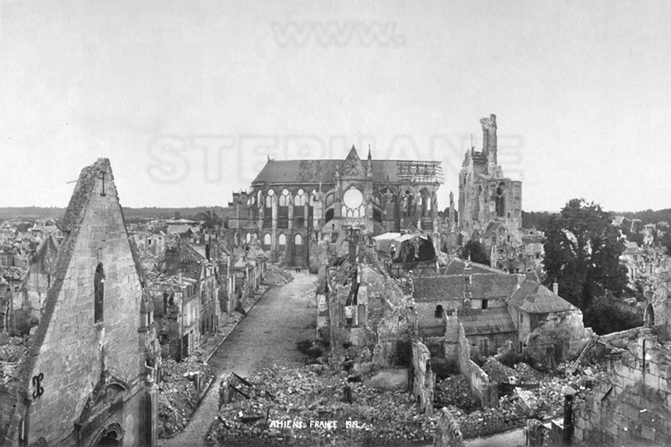 Battle of the Somme : Amiens and its Cathedral after the war. Almost destroyed during the war, Amiens knows tragic moments with receptions of refugees in 1917, bombing in 1918, evacuation of populations and severe restrictions. The cathedral retains many works of arts related to the conflict, including the famous 