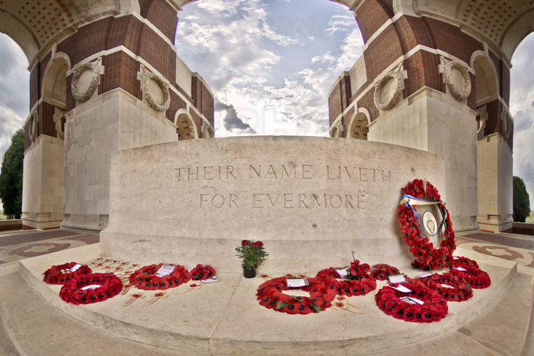 Bataille de la Somme : Monument britannique de Thiepval. Culminant à 45 mètres de hauteur, c'est le plus grand mémorial de guerre britannique au monde : 72205 noms de soldats disparus sont gravés dans la pierre de ses piliers. Il a été construit entre 1929 et 1932 par Edwin Lutyens, le plus grand architecte britannique de son temps. Le 1er juillet 1916, à 7h30, c'est le début de la bataille de la Somme et le début d'un carnage effroyable : 58000 hommes tués ou blessés en une seule journée. Quatre mois plus tard, le bilan est terrible : 1200000 hommes ont été mis hors de combat, sur un effectif total de 3000000 hommes. Ce sont les britanniques, avec environ 420000 morts, blessés, disparus et prisonniers sur le seul secteur de la Somme, qui paient le plus lourd tribu à ce carnage, le 1er juillet 1916 étant le pire jour de toute leur histoire militaire. Il y a 410 cimetières britanniques dans le département de la Somme.
*** Local caption ***
Battle of the Somme: British Thiepval Memorial. Towering 45 meters high, it is the largest British war memorial in the world: 72,205 names of soldiers dead are carved in stone of its pillars. It was built between 1929 and 1932 by Edwin Lutyens, the greatest British architect of his time. On 1 July 1916, at 7:28 am, this is the start of the Battle of the Somme and the beginning of a terrible carnage : 58,000 men killed or wounded in a single day. Four months later, the result is terrible: 1200000 men were put out of action, ifor a total of 3000000. It was the British, with about 420,000 dead, wounded, missing and prisoners on the only sector of the Somme, who pay the heaviest tribe to slaughter : 1st July 1916 was the worst day of their entire military history. There are 410 British cemeteries in the Somme.