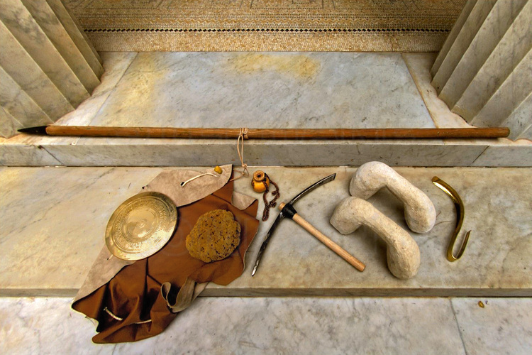 Javelin, discus, barbells, scraper, etc.: these objects were recreated for our athletes identically to those used by their ancestors 25 centuries ago.