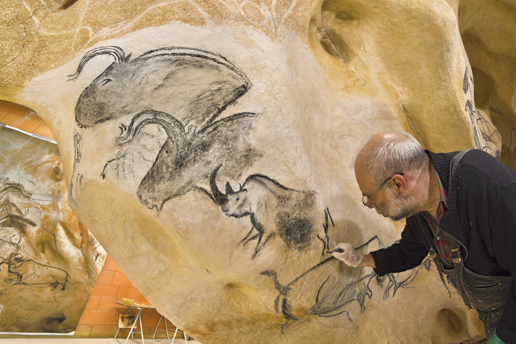 Ateliers Deco Diffusion dirigés par Bernard Toffoletti et Gilles Tosello, à Toulouse. Automne 2013. Première partie du travail de reproduction artistique par Gilles Tosello (à droite) sur le panneau pariétal dit 