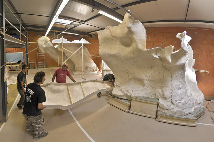 Ateliers Deco Diffusion dirigés par Bernard Toffoletti et Gilles Tosello, à Toulouse. Août 2013. Assemblage du panneau pariétal dit 