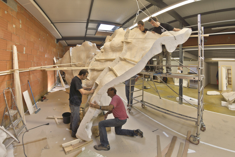 Ateliers Deco Diffusion dirigés par Bernard Toffoletti et Gilles Tosello, à Toulouse. Août 2013. Assemblage du panneau pariétal dit 