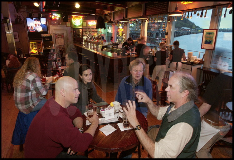 Lynn Schooler rejoint quelques amis dans un des bars de la ville qui donne sur la baie de Fritz Cove.