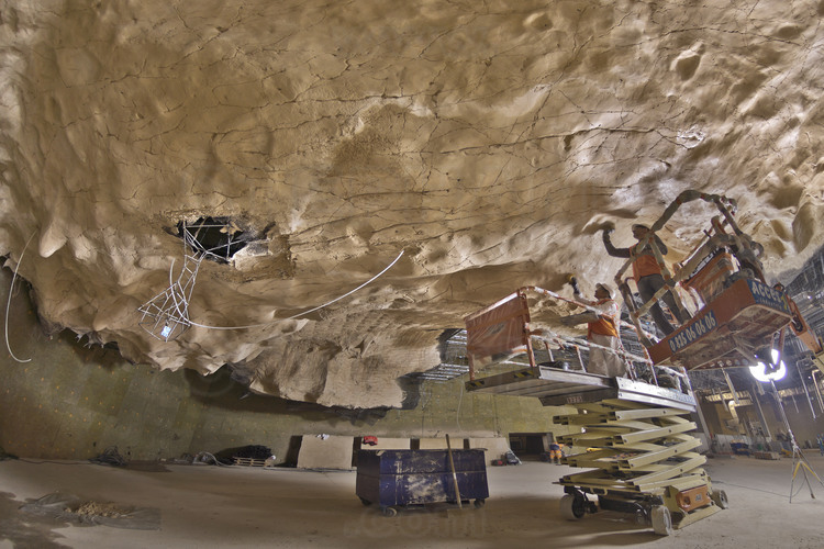 Le site du chantier de la Caverne du Pont d'Arc (site du Razal), automne 2013. Ce sera la plus grande réplique de grotte au monde. Une fois achevée, plus d'un millier de dessins, peintures et sculptures réalisés par les premiers artistes de l'Histoire (dont 423 figures animales), seront répartis sur 8500 m2 (3000m2 au sol, 5500 m2 aux parois et plafonds) et reproduits à l'identique de la grotte originelle (pour comparer, c'est 50 m2 à Lascaux 2 et 800 m2 à Lascaux 3). Sur la 