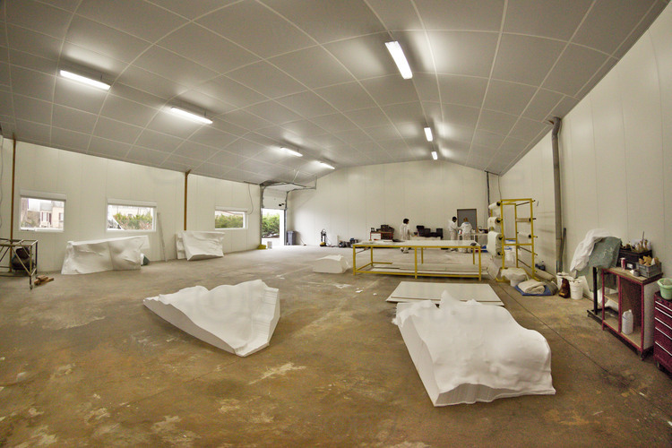A Montignac (Dordogne), dans les ateliers Arc et Os, dirigés par Alain Dalis, printemps 2013. Première partie du processus de reconstitution du panneau dit 