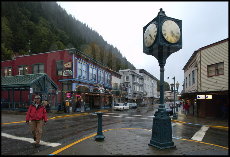 Le centre ville historique de Juneau. A gauche, Lynn Schooler.