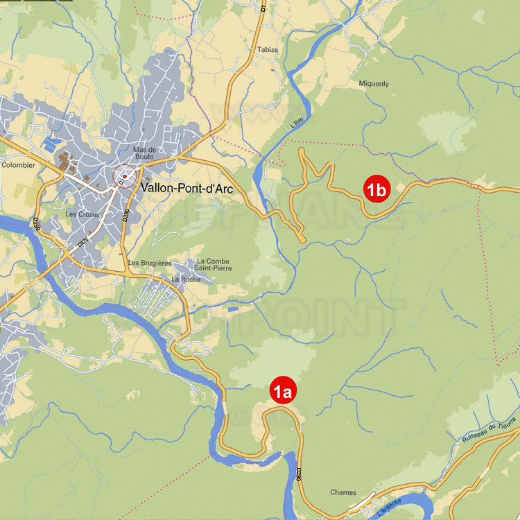A quelques kilomètres de Vallon Pont d'Arc (Ardèche), plan des sites de la grotte Chauvet originelle (1a) et de la Caverne du Pont d'Arc (1b), sur le site du Razal.