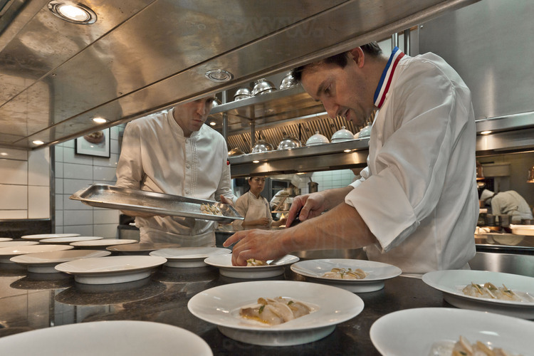 Préparation des plats en cuisine. A droite, Philippe Mille.