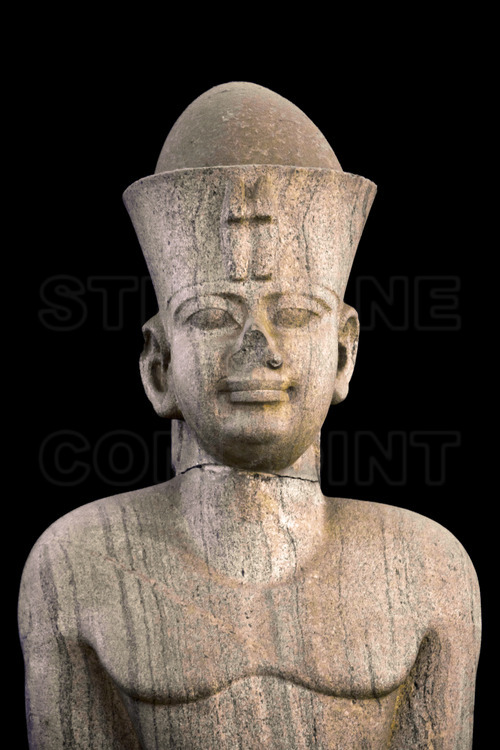 Statue colossale en granit gris du roi Atlanesa (653-643 après JC), fils du grand Taharqa, inhumé dans la pyramide n° 20 de la nécropole de Nuri. Cette statue provient des carrières de Tombos, où elle fut découverte dans son temple, dédié à Rê, du Djebel Barkal.