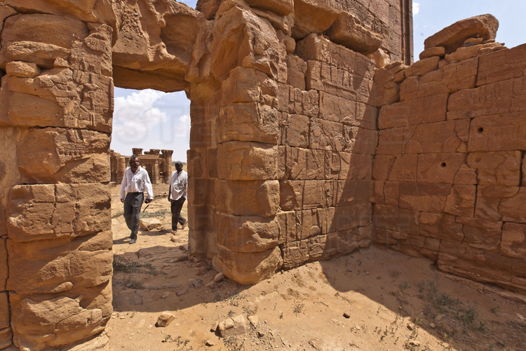 Situé dans les steppes de la Butana, à 120 km au sud ouest de Méroé et 20 km de Mussawarat, Naga est un des plus beaux sites méroïtiques. A proximité d'une grande ville (non fouillée), le temple d'Apedemak (ou temple du Lion), construit par le roi Natakamani au 1er siècle après J.C. L'équipe du Dr Salah El Din Mohammed Ahmed (à droite), archéologue émérite et directeur des fouilles de la NCAM (National Corporation for Antiquities and Museums) fait visiter le site à M. Menno Welling (au centre), de l'Icomos.