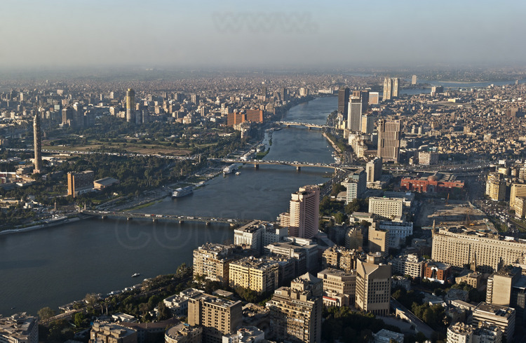 Vue aérienne du centre ville du Caire moderne, depuis la rive droite du Nil.