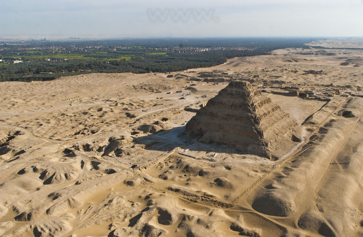 Sur la plateau de Saqqarah, la célèbre pyramide à degrés de Djoser, datant de la IIIème dynastie (plus ancien monument en pierre de l’histoire de l’humanité). En arrière plan, le ruban fertile du Nil et le site de l'ancienne capitale de l’Égypte durant l'ancien empire, Memphis.