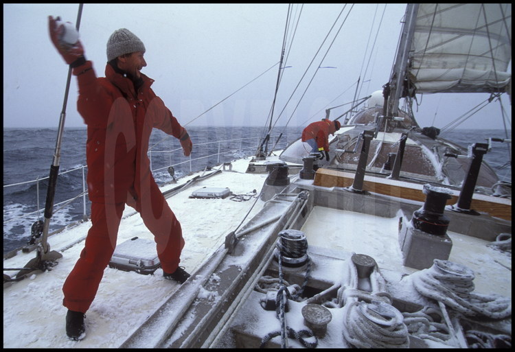 Moment de détente pour Jean Louis Étienne à l'approche du cercle polaire antarctique, où les premières chutes de neige font leur apparition.
