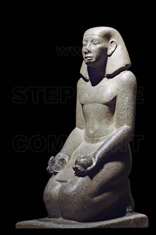 Statue en granite de Heqaib, gouverneur et de surveillant des prêtres de Khnoum, à genoux et offrant deux vases, une attitude qui est normalement exclusivement réservée aux rois. Règne de Amenemhat III, fin de la XIIème dynastie. Sanctuaire de Heqaib. Ile Éléphantine (Assouan).