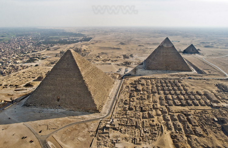 Vue aérienne depuis le Nord du site de Gizeh. Au premier plan à droite, les mastabas occidentaux de la nécropole. Au second plan, les pyramides de Kheops, Khephren et Mykérinos (IVème dynastie). En arrière plan à gauche, la ville du Caire. En arrière plan à droite, le désert de Libye.
