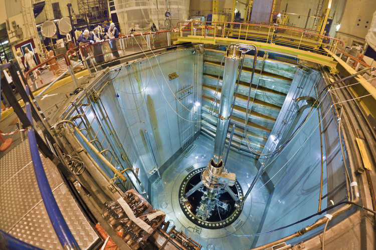 Centrale nucléaire du Bugey : La cuve du réacteur contient les assemblages combustibles qui constituent le cœur du réacteur. C'est à l'intérieur de celle-ci que s'opère la fission nucléaire. L'inspection vérifie l'intégrité de l'ensemble des soudures et du revêtement de la cuve. Elle se fait grâce à un ensemble robotisé : la Machine d'Inspection en Service (MIS), sorte d’araignée métallique spectaculaire bardée de capteurs. Ici, le robot MIS en action au fond de la cuve du réacteur n° 4. En arrière plan à gauche, la journaliste du Figaro magazine Martine Betti-Cusso entourée du directeur adjoint du site, ???? et de ????.