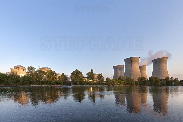 Centrale nucléaire du Bugey : Vues des installations depuis les bords de la rive gauche du Rhône. De gauche à droite : les réacteurs 4 et 5, puis les quatre tours aéroréfrigérantes (hauteur 128 m., largeur 104 m.).