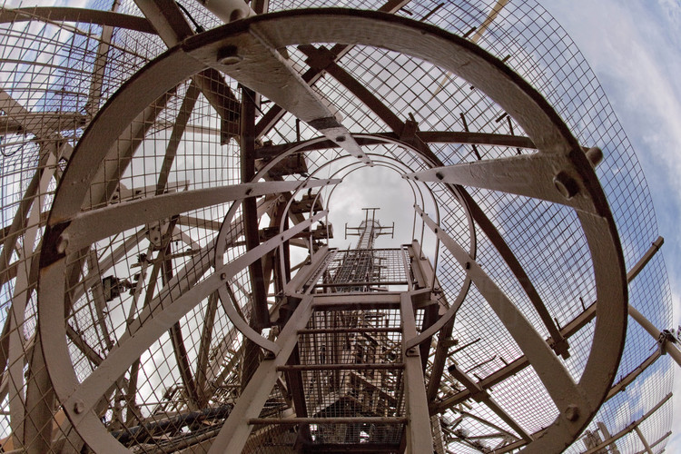 Vu depuis le 5ème étage de la tour Eiffel, l’antenne blanche de la tour Eiffel qui a été entièrement reconfigurée durant l’été 2010.