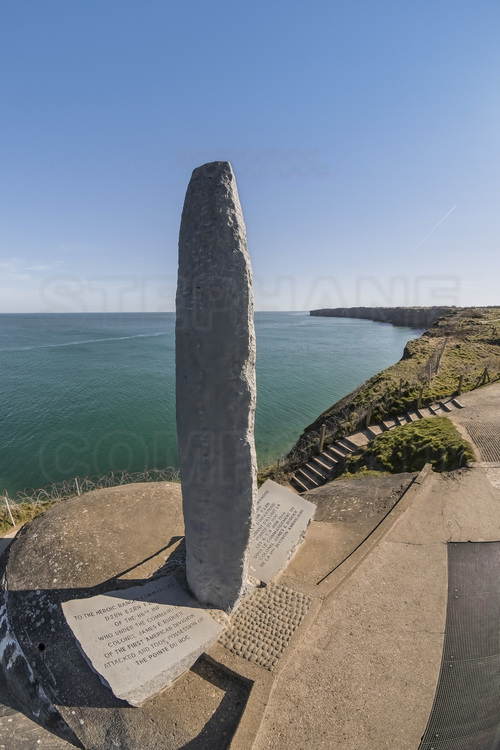 Normandie - Calvados (14) - Cricqueville en Bessin : Site 2 : Pointe du Hoc. La pointe du Hoc surplombe une falaise de 25 a 30 metres de haut avec une plage de galets d'une dizaine de metres de large a ses pieds. Situee entre les plages de Utah Beach (a l'ouest) et Omaha Beach (a l'est), la pointe avait ete fortifiee par les Allemands et, selon les reconnaissances aeriennes alliees, etait equipee de pieces d'artillerie lourde dont la portee menacait les deux plages voisines. Il avait ete juge primordial, pour la reussite du debarquement, que les pieces d'artillerie soient mises hors service le plus rapidement possible. Cette mission fut confiee au 2e bataillon de Rangers americain qui reussit a prendre le controle du site au prix de lourdes pertes. Sur les 225 Rangers qui debarquerent ce jour-la, 135 (en date du 8 juin 1944, en comptant les hommes du LCA 860) furent tues. Le lieutenant-colonel James Earl Rudder lui-meme fut blesse par deux fois durant cette operation. En janvier 1979, la France a legue une partie des terrains de la pointe du Hoc aux Etats-Unis. // France - Normandy - Calvados (14) - Cricqueville en Bessin: Site 2: Pointe du Hoc. The Pointe du Hoc overlooks a 25 to 30-metre-high cliff with a ten-metre-wide pebble beach at its foot. Situated between Utah Beach (to the west) and Omaha Beach (to the east), the Pointe had been fortified by the Germans and, according to allied aerial reconnaissance, was equipped with heavy artillery whose range threatened both nearby beaches. It was deemed vital to the success of the landings that the artillery pieces be put out of action as quickly as possible. This mission was entrusted to the 2nd American Ranger Battalion, which succeeded in taking control of the site at the cost of heavy losses. Of the 225 Rangers who landed that day, 135 (as of June 8, 1944, including the men of LCA 860) were killed. Lieutenant-Colonel James Earl Rudder himself was wounded twice during the operation. In January 1979, France bequeathe