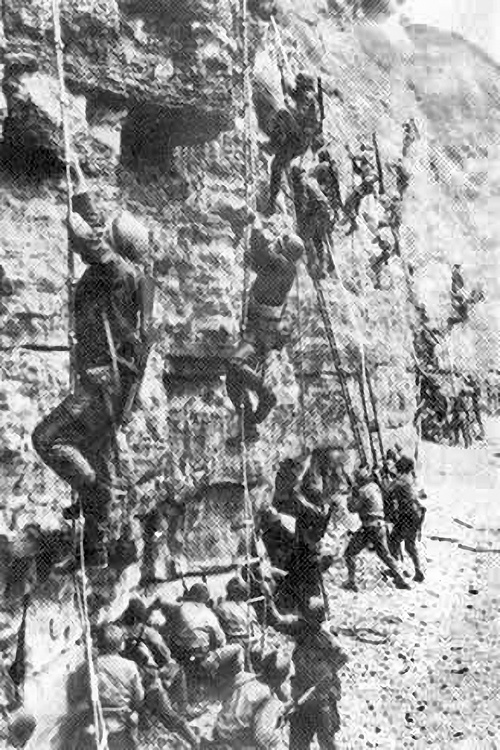 Normandie - Calvados (14) - Cricqueville en Bessin : Site 2 : Pointe du Hoc. La pointe du Hoc surplombe une falaise de 25 a 30 metres de haut avec une plage de galets d'une dizaine de metres de large a ses pieds. Situee entre les plages de Utah Beach (a l'ouest) et Omaha Beach (a l'est), la pointe avait ete fortifiee par les Allemands et, selon les reconnaissances aeriennes alliees, etait equipee de pieces d'artillerie lourde dont la portee menacait les deux plages voisines. Il avait ete juge primordial, pour la reussite du debarquement, que les pieces d'artillerie soient mises hors service le plus rapidement possible. Cette mission fut confiee au 2e bataillon de Rangers americain qui reussit a prendre le controle du site au prix de lourdes pertes. Sur les 225 Rangers qui debarquerent ce jour-la, 135 (en date du 8 juin 1944, en comptant les hommes du LCA 860) furent tues. Le lieutenant-colonel James Earl Rudder lui-meme fut blesse par deux fois durant cette operation. En janvier 1979, la France a legue une partie des terrains de la pointe du Hoc aux Etats-Unis. Photos d'archives non disponible a la vente sur ce site mais uniquement presente pour situer le contexte historique. // France - Normandy - Calvados (14) - Cricqueville en Bessin: Site 2: Pointe du Hoc. The Pointe du Hoc overlooks a 25 to 30-metre-high cliff with a ten-metre-wide pebble beach at its foot. Situated between Utah Beach (to the west) and Omaha Beach (to the east), the Pointe had been fortified by the Germans and, according to allied aerial reconnaissance, was equipped with heavy artillery whose range threatened both nearby beaches. It was deemed vital to the success of the landings that the artillery pieces be put out of action as quickly as possible. This mission was entrusted to the 2nd American Ranger Battalion, which succeeded in taking control of the site at the cost of heavy losses. Of the 225 Rangers who landed that day, 135 (as of June 8, 1944, including the men of LCA 860) were killed. L