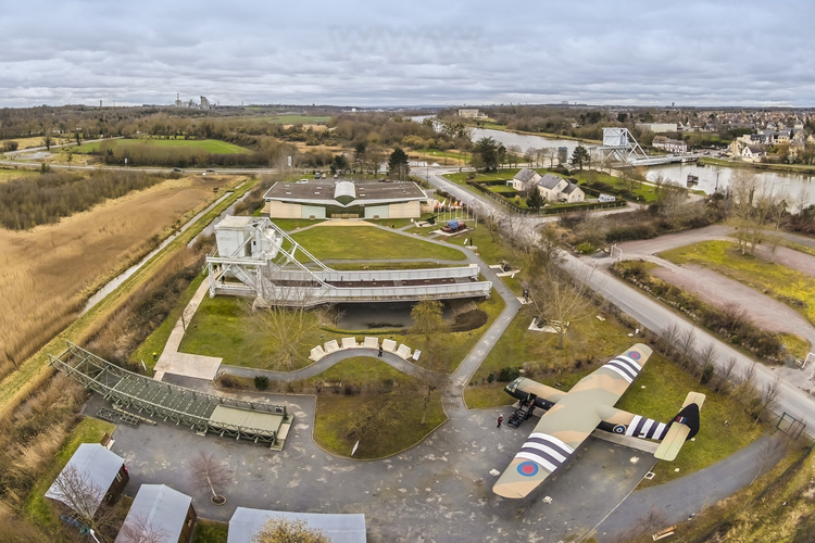 Normandie - Calvados (14) - Ranville : Site 12 : Pegasus Bridge - Benouville. Premier pont et premiere ville liberee. Au premier plan a droite, une replique de planeur Horsa. Au second plan a gauche, le 