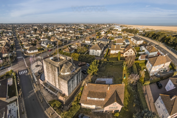 Normandie - Calvados (14) - Hermanville sur Mer : Site 11 : Sword Beach - Ouistreham. Ville choisie pour les principales ceremonies du 70eme anniversaire (avec, entres autres, les presences d'Obama, Cameron, Hollande et de la Reine Elizabeth II).  Site strategique du Mur de l'Atlantique, le Grand Bunker allemand est l'ancien quartier general qui commandait le tir des batteries allemandes de l'estuaire de l'Orne, un secteur tres fortifie. D'une hauteur de  17 metres, cette tour de beton de six etages unique en son genre etait aussi une tour d'observation munie d'un equipement tres sophistique pour l'epoque. Le bunker n'a ete sous controle total des Allies que le 9 juin 1944. Il a ete restaure et reamenage afin de lui redonner l'aspect et le contenu qu'il avait le 6 juin 1944. // France - Normandy - Calvados (14) - Hermanville sur Mer: Site 11: Sword Beach - Ouistreham. City chosen for the main ceremonies of the 70th anniversary (with, among others, the presence of Obama, Cameron, Hollande and Queen Elizabeth II). A strategic site of the Atlantic Wall, the Great German Bunker is the former headquarters which commanded the firing of German batteries in the Orne estuary, a highly fortified sector. With a height of 17 meters, this unique six-story concrete tower was also an observation tower equipped with very sophisticated equipment for the time. The bunker was not under total Allied control until June 9, 1944. It was restored and refurbished to give it the appearance and content it had on June 6, 1944.