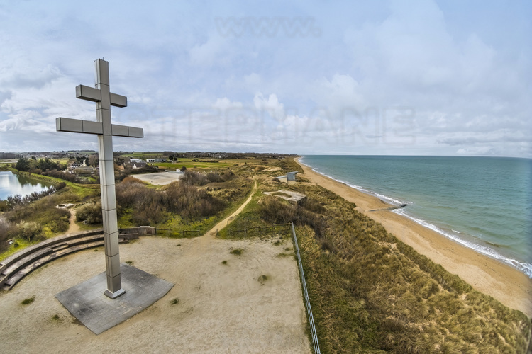 Normandie - Calvados (14) - Courseulles sur Mer : Site 10 : Juno Beach - Courseulles sur Mer. Site ou debarquerent le General de Gaulle, Winston Churchill, Eisenhower et le roi Georges VI. Situe entre Ver-sur-Mer et Saint-Aubin-sur-Mer, Juno Beach est le secteur de debarquement de la 3rd Canadian Infantry Division, commandee par le General Keller. Le 6 juin 1944, a 7 h 45, les chars amphibies du 1st Hussars sont mis a la mer a trois kilometres de la cote. Beaucoup sombrent a cause de la forte houle mais ceux qui abordent la plage ouvrent immediatement le feu sur les positions allemandes et permettent a la 7th Brigade de deboucher rapidement et de liberer Courseulles-sur-Mer en quelques heures. Au soir du 6 juin, 21 500 hommes et 3 200 vehicules ont debarque sur Juno Beach. Puis Winston Churchill debarqua ici le 12 juin (photo 59), Charles De Gaulle le 14 (photo 58), Dwight Eisenhower le 15 (photo 62) et le roi George VI le 16 (photo 63, ici en 1943 avec le general De Gaulle). Symbolisant la France libre, la Croix de Lorraine mesure 18 metres de haut. // France - Normandy - Calvados (14) - Courseulles sur Mer: Site 10: Juno Beach - Courseulles sur Mer. Site where General de Gaulle, Winston Churchill, Eisenhower and King George VI landed. Located between Ver-sur-Mer and Saint-Aubin-sur-Mer, Juno Beach is the landing sector of the 3rd Canadian Infantry Division, commanded by General Keller. On June 6, 1944, at 7:45 a.m., the amphibious tanks of the 1st Hussars were launched into the sea three kilometers from the coast. Many sank due to the strong swell but those who approached the beach immediately opened fire on the German positions and allowed the 7th Brigade to emerge quickly and liberate Courseulles-sur-Mer in a few hours. On the evening of June 6, 21,500 men and 3,200 vehicles landed on Juno Beach. Then Winston Churchill landed here on June 12 (photo 59), Charles De Gaulle on the 14th (photo 58), Dwight Eisenhower on the 15th (photo 62) and King George VI on the 1