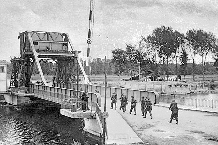 Normandie - Calvados (14) - Ranville : Site 12 : Pegasus Bridge - Benouville - Premier pont et premiere ville liberee. Le 