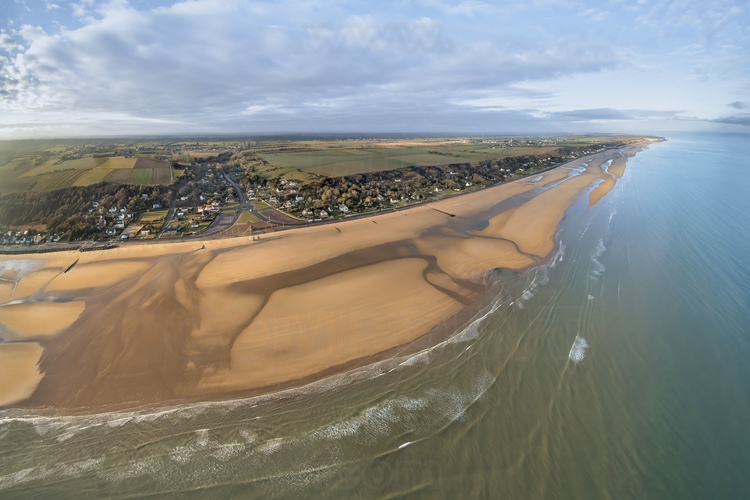 Normandie - Calvados (14) - Saint Laurent sur Mer : Site 1 : Omaha Beach - Saint Laurent sur Mer - Vierville sur Mer : Omaha Beach est la plage du debarquement de Normandie qui a provoque le plus lourd bilan des pertes du Jour J (30 % du total des pertes du 6 juin) et elle partage avec Juno Beach, le taux de perte le plus fort avec pres de 8 % des effectifs debarques dont beaucoup par noyade. 1 000 Americains sont tues et 2 000 blesses sur Omaha (le bilan precis reste inconnu), 90 % des hommes de la premiere vague etant tues ou blesses. L'histoire retient le surnom de  Bloody Omaha  (Omaha, la sanglante) que des films celebres comme Le jour le plus long ou Il faut sauver le soldat Ryan ont mis en scene. Longue de huit kilometres, la zone de debarquement s'etendait de Sainte-Honorine-des-Pertes a l'est jusqu'a Vierville-sur-Mer a l'ouest. L'objectif a Omaha etait de s'emparer et, ensuite, de tenir une tete de pont de huit kilometres de profondeur entre Port-en-Bessin et la Vire et, des que possible, de faire la jonction a l'est avec les Britanniques et a l'ouest avec le VII Corps americain debarque a Utah Beach afin d'etablir une tete de pont continue sur la cote normande. // France - Normandy - Calvados (14) - Saint Laurent sur Mer: Site 1: Omaha Beach - Saint Laurent sur Mer - Vierville sur Mer: Omaha Beach was the Normandy landing beach with the highest casualty rate on D-Day (30% of total losses on June 6), and shares with Juno Beach the highest casualty rate, with almost 8% of the landing force drowned. 1,000 Americans were killed and 2,000 wounded on Omaha (the exact toll remains unknown), with 90% of the men in the first wave killed or wounded. History retains the nickname Bloody Omaha, which was used in famous films such as The Longest Day and Saving Private Ryan. The eight-kilometer-long landing zone stretched from Sainte-Honorine-des-Pertes in the east to Vierville-sur-Mer in the west. The aim at Omaha was to seize and then hold an eight-kilometre-deep brid