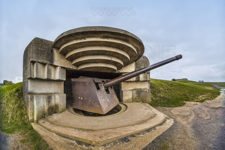 Normandie - Calvados (14) - Longues sur Mer : Site 5 : La batterie allemande de Longues sur Mer est l'une des plus emblematiques batteries de tir du Mur de l'Atlantique. Le site comprenait 4 canons de marine de 150 mm de longue portee, chacun protege par une casemate en beton arme, et differentes installations pour les servir et les defendre. Situee entre les plages d'Omaha Beach et de Gold Beach, la batterie fut soumise a d'intenses bombardements aeriens puis navals l'empechant d'entrer pleinement en action le jour J et fut prise des le lendemain par les troupes britanniques. Dans un bon etat de conservation et sur un site amenage, elle est un lieu de passage frequente lors des visites des sites du debarquement. C'est depuis la casemate avancee de Longues sur Mer (photo 39) que les allemand decouvrirent, au petit matin du 6 juin, l'arrivee sur la mer de l'impressionnante armada alliee. Cet episode est mis en scene dans le film americain 