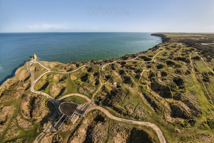 Normandie - Calvados (14) - Cricqueville en Bessin : Site 2 : Pointe du Hoc. La pointe du Hoc surplombe une falaise de 25 a 30 metres de haut avec une plage de galets d'une dizaine de metres de large a ses pieds. Situee entre les plages de Utah Beach (a l'ouest) et Omaha Beach (a l'est), la pointe avait ete fortifiee par les Allemands et, selon les reconnaissances aeriennes alliees, etait equipee de pieces d'artillerie lourde dont la portee menacait les deux plages voisines. Il avait ete juge primordial, pour la reussite du debarquement, que les pieces d'artillerie soient mises hors service le plus rapidement possible. Cette mission fut confiee au 2e bataillon de Rangers americain qui reussit a prendre le controle du site au prix de lourdes pertes. Sur les 225 Rangers qui debarquerent ce jour-la, 135 (en date du 8 juin 1944, en comptant les hommes du LCA 860) furent tues. Le lieutenant-colonel James Earl Rudder lui-meme fut blesse par deux fois durant cette operation. En janvier 1979, la France a legue une partie des terrains de la pointe du Hoc aux Etats-Unis. // France - Normandy - Calvados (14) - Cricqueville en Bessin: Site 2: Pointe du Hoc. The Pointe du Hoc overlooks a 25 to 30-metre-high cliff with a ten-metre-wide pebble beach at its foot. Situated between Utah Beach (to the west) and Omaha Beach (to the east), the Pointe had been fortified by the Germans and, according to allied aerial reconnaissance, was equipped with heavy artillery whose range threatened both nearby beaches. It was deemed vital to the success of the landings that the artillery pieces be put out of action as quickly as possible. This mission was entrusted to the 2nd American Ranger Battalion, which succeeded in taking control of the site at the cost of heavy losses. Of the 225 Rangers who landed that day, 135 (as of June 8, 1944, including the men of LCA 860) were killed. Lieutenant-Colonel James Earl Rudder himself was wounded twice during the operation. In January 1979, France bequeathe