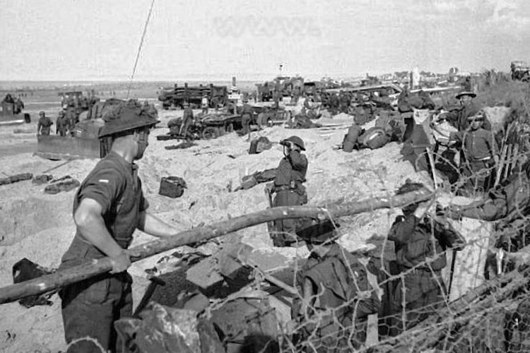 Normandie - Calvados (14) - Hermanville sur Mer : Site 11 : Sword Beach - Ouistreham. Ville choisie pour les principales ceremonies du 70eme anniversaire (avec, entres autres, les presences d'Obama, Cameron, Hollande et de la Reine Elizabeth II).  Site strategique du Mur de l'Atlantique, le Grand Bunker allemand est l'ancien quartier general qui commandait le tir des batteries allemandes de l'estuaire de l'Orne, un secteur tres fortifie. D'une hauteur de  17 metres, cette tour de beton de six etages unique en son genre etait aussi une tour d'observation munie d'un equipement tres sophistique pour l'epoque. Le bunker n'a ete sous controle total des Allies que le 9 juin 1944. Il a ete restaure et reamenage afin de lui redonner l'aspect et le contenu qu'il avait le 6 juin 1944. Photos d'archives non disponible a la vente sur ce site mais uniquement presente pour situer le contexte historique. // Normandy - Calvados (14) - Hermanville sur Mer: Site 11: Sword Beach - Ouistreham. City chosen for the main ceremonies of the 70th anniversary (with, among others, the presence of Obama, Cameron, Hollande and Queen Elizabeth II). A strategic site of the Atlantic Wall, the Great German Bunker is the former headquarters which commanded the firing of German batteries in the Orne estuary, a highly fortified sector. With a height of 17 meters, this unique six-story concrete tower was also an observation tower equipped with very sophisticated equipment for the time. The bunker was not under total Allied control until June 9, 1944. It was restored and redeveloped in order to give it the appearance and content it had on June 6, 1944. Archive photos not available at the sale on this site but only presented to provide historical context.