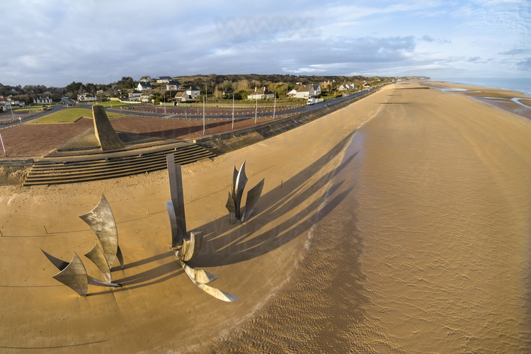 Normandie - Calvados (14) - Saint Laurent sur Mer : Site 1 : Omaha Beach - Saint Laurent sur Mer : Omaha Beach est la plage du debarquement de Normandie qui a provoque le plus lourd bilan des pertes du Jour J (30 % du total des pertes du 6 juin) et elle partage avec Juno Beach, le taux de perte le plus fort avec pres de 8 % des effectifs debarques dont beaucoup par noyade. 1 000 Americains sont tues et 2 000 blesses sur Omaha (le bilan precis reste inconnu), 90 % des hommes de la premiere vague etant tues ou blesses. L'histoire retient le surnom de  Bloody Omaha  (Omaha, la sanglante) que des films celebres comme Le jour le plus long ou Il faut sauver le soldat Ryan ont mis en scene. Longue de huit kilometres, la zone de debarquement s'etendait de Sainte-Honorine-des-Pertes a l'est jusqu'a Vierville-sur-Mer a l'ouest. L'objectif a Omaha etait de s'emparer et, ensuite, de tenir une tete de pont de huit kilometres de profondeur entre Port-en-Bessin et la Vire et, des que possible, de faire la jonction a l'est avec les Britanniques et a l'ouest avec le VII Corps americain debarque a Utah Beach afin d'etablir une tete de pont continue sur la cote normande.
Pour le 60 anniversaire du debarquement, Anilore Banon, sculpteur a fait installer une uvre, 