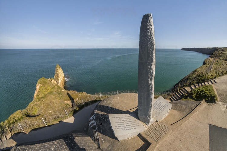 Normandie - Calvados (14) - Cricqueville en Bessin : Site 2 : Pointe du Hoc. La pointe du Hoc surplombe une falaise de 25 a 30 metres de haut avec une plage de galets d'une dizaine de metres de large a ses pieds. Situee entre les plages de Utah Beach (a l'ouest) et Omaha Beach (a l'est), la pointe avait ete fortifiee par les Allemands et, selon les reconnaissances aeriennes alliees, etait equipee de pieces d'artillerie lourde dont la portee menacait les deux plages voisines. Il avait ete juge primordial, pour la reussite du debarquement, que les pieces d'artillerie soient mises hors service le plus rapidement possible. Cette mission fut confiee au 2e bataillon de Rangers americain qui reussit a prendre le controle du site au prix de lourdes pertes. Sur les 225 Rangers qui debarquerent ce jour-la, 135 (en date du 8 juin 1944, en comptant les hommes du LCA 860) furent tues. Le lieutenant-colonel James Earl Rudder lui-meme fut blesse par deux fois durant cette operation. En janvier 1979, la France a legue une partie des terrains de la pointe du Hoc aux Etats-Unis. // France - Normandy - Calvados (14) - Cricqueville en Bessin: Site 2: Pointe du Hoc. The Pointe du Hoc overlooks a 25 to 30-metre-high cliff with a ten-metre-wide pebble beach at its foot. Situated between Utah Beach (to the west) and Omaha Beach (to the east), the Pointe had been fortified by the Germans and, according to allied aerial reconnaissance, was equipped with heavy artillery whose range threatened both nearby beaches. It was deemed vital to the success of the landings that the artillery pieces be put out of action as quickly as possible. This mission was entrusted to the 2nd American Ranger Battalion, which succeeded in taking control of the site at the cost of heavy losses. Of the 225 Rangers who landed that day, 135 (as of June 8, 1944, including the men of LCA 860) were killed. Lieutenant-Colonel James Earl Rudder himself was wounded twice during the operation. In January 1979, France bequeathe