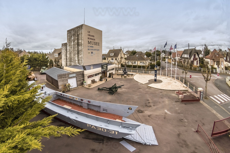 Normandie - Calvados (14) - Hermanville sur Mer : Site 11 : Sword Beach - Ouistreham. Ville choisie pour les principales ceremonies du 70eme anniversaire (avec, entres autres, les presences d'Obama, Cameron, Hollande et de la Reine Elizabeth II).  Site strategique du Mur de l'Atlantique, le Grand Bunker allemand est l'ancien quartier general qui commandait le tir des batteries allemandes de l'estuaire de l'Orne, un secteur tres fortifie. D'une hauteur de  17 metres, cette tour de beton de six etages unique en son genre etait aussi une tour d'observation munie d'un equipement tres sophistique pour l'epoque. Le bunker n'a ete sous controle total des Allies que le 9 juin 1944. Il a ete restaure et reamenage afin de lui redonner l'aspect et le contenu qu'il avait le 6 juin 1944. // France - Normandy - Calvados (14) - Hermanville sur Mer: Site 11: Sword Beach - Ouistreham. City chosen for the main ceremonies of the 70th anniversary (with, among others, the presence of Obama, Cameron, Hollande and Queen Elizabeth II). A strategic site of the Atlantic Wall, the Great German Bunker is the former headquarters which commanded the firing of German batteries in the Orne estuary, a highly fortified sector. With a height of 17 meters, this unique six-story concrete tower was also an observation tower equipped with very sophisticated equipment for the time. The bunker was not under total Allied control until June 9, 1944. It was restored and refurbished to give it the appearance and content it had on June 6, 1944.