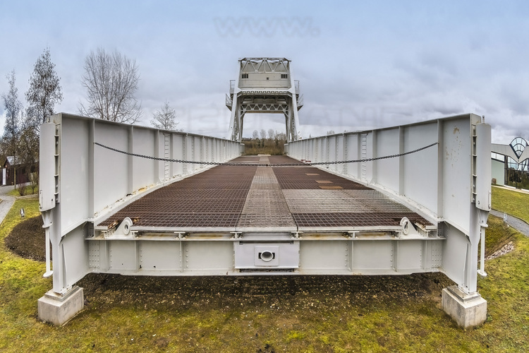 Normandie - Calvados (14) - Ranville : Site 12 : Pegasus Bridge - Benouville. Premier pont et premiere ville liberee. Au premier plan a droite, une replique de planeur Horsa. Au second plan a gauche, le 