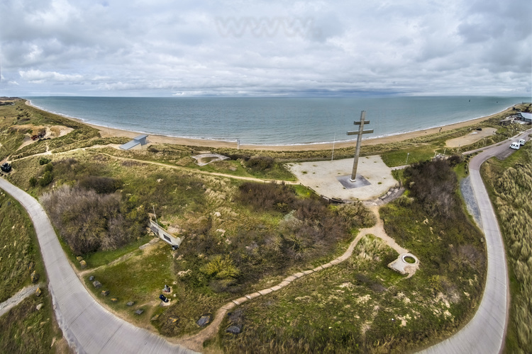 Normandie - Calvados (14) - Courseulles sur Mer : Site 10 : Juno Beach - Courseulles sur Mer. Site ou debarquerent le General de Gaulle, Winston Churchill, Eisenhower et le roi Georges VI. Situe entre Ver-sur-Mer et Saint-Aubin-sur-Mer, Juno Beach est le secteur de debarquement de la 3rd Canadian Infantry Division, commandee par le General Keller. Le 6 juin 1944, a 7 h 45, les chars amphibies du 1st Hussars sont mis a la mer a trois kilometres de la cote. Beaucoup sombrent a cause de la forte houle mais ceux qui abordent la plage ouvrent immediatement le feu sur les positions allemandes et permettent a la 7th Brigade de deboucher rapidement et de liberer Courseulles-sur-Mer en quelques heures. Au soir du 6 juin, 21 500 hommes et 3 200 vehicules ont debarque sur Juno Beach. Puis Winston Churchill debarqua ici le 12 juin (photo 59), Charles De Gaulle le 14 (photo 58), Dwight Eisenhower le 15 (photo 62) et le roi George VI le 16 (photo 63, ici en 1943 avec le general De Gaulle). Symbolisant la France libre, la Croix de Lorraine mesure 18 metres de haut. // France - Normandy - Calvados (14) - Courseulles sur Mer: Site 10: Juno Beach - Courseulles sur Mer. Site where General de Gaulle, Winston Churchill, Eisenhower and King George VI landed. Located between Ver-sur-Mer and Saint-Aubin-sur-Mer, Juno Beach is the landing sector of the 3rd Canadian Infantry Division, commanded by General Keller. On June 6, 1944, at 7:45 a.m., the amphibious tanks of the 1st Hussars were launched into the sea three kilometers from the coast. Many sank due to the strong swell but those who approached the beach immediately opened fire on the German positions and allowed the 7th Brigade to emerge quickly and liberate Courseulles-sur-Mer in a few hours. On the evening of June 6, 21,500 men and 3,200 vehicles landed on Juno Beach. Then Winston Churchill landed here on June 12 (photo 59), Charles De Gaulle on the 14th (photo 58), Dwight Eisenhower on the 15th (photo 62) and King George VI on the 1