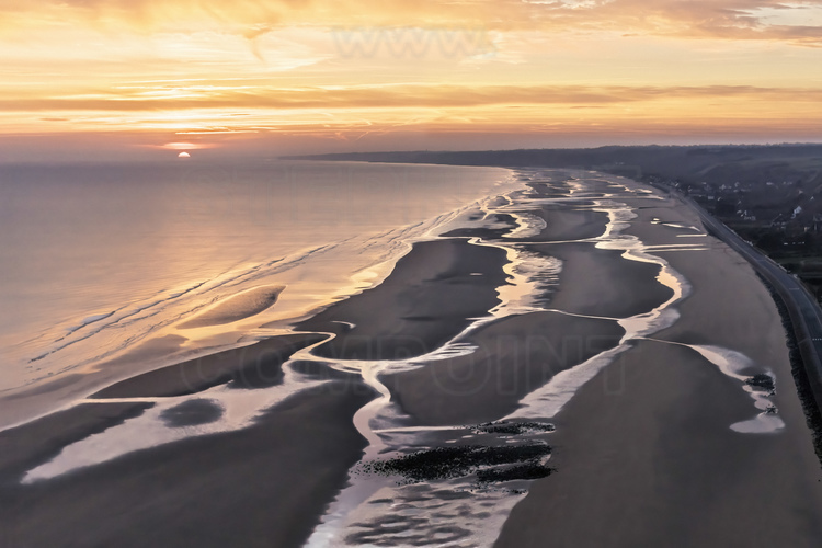 Normandie - Calvados (14) - Saint Laurent sur Mer : Site 1 : Omaha Beach - Saint Laurent sur Mer - Vierville sur Mer : Omaha Beach est la plage du debarquement de Normandie qui a provoque le plus lourd bilan des pertes du Jour J (30 % du total des pertes du 6 juin) et elle partage avec Juno Beach, le taux de perte le plus fort avec pres de 8 % des effectifs debarques dont beaucoup par noyade. 1 000 Americains sont tues et 2 000 blesses sur Omaha (le bilan precis reste inconnu), 90 % des hommes de la premiere vague etant tues ou blesses. L'histoire retient le surnom de  Bloody Omaha  (Omaha, la sanglante) que des films celebres comme Le jour le plus long ou Il faut sauver le soldat Ryan ont mis en scene. Longue de huit kilometres, la zone de debarquement s'etendait de Sainte-Honorine-des-Pertes a l'est jusqu'a Vierville-sur-Mer a l'ouest. L'objectif a Omaha etait de s'emparer et, ensuite, de tenir une tete de pont de huit kilometres de profondeur entre Port-en-Bessin et la Vire et, des que possible, de faire la jonction a l'est avec les Britanniques et a l'ouest avec le VII Corps americain debarque a Utah Beach afin d'etablir une tete de pont continue sur la cote normande. // France - Normandy - Calvados (14) - Saint Laurent sur Mer: Site 1: Omaha Beach - Saint Laurent sur Mer - Vierville sur Mer: Omaha Beach was the Normandy landing beach with the highest casualty rate on D-Day (30% of total losses on June 6), and shares with Juno Beach the highest casualty rate, with almost 8% of the landing force drowned. 1,000 Americans were killed and 2,000 wounded on Omaha (the exact toll remains unknown), with 90% of the men in the first wave killed or wounded. History retains the nickname Bloody Omaha, which was used in famous films such as The Longest Day and Saving Private Ryan. The eight-kilometer-long landing zone stretched from Sainte-Honorine-des-Pertes in the east to Vierville-sur-Mer in the west. The aim at Omaha was to seize and then hold an eight-kilometre-deep brid