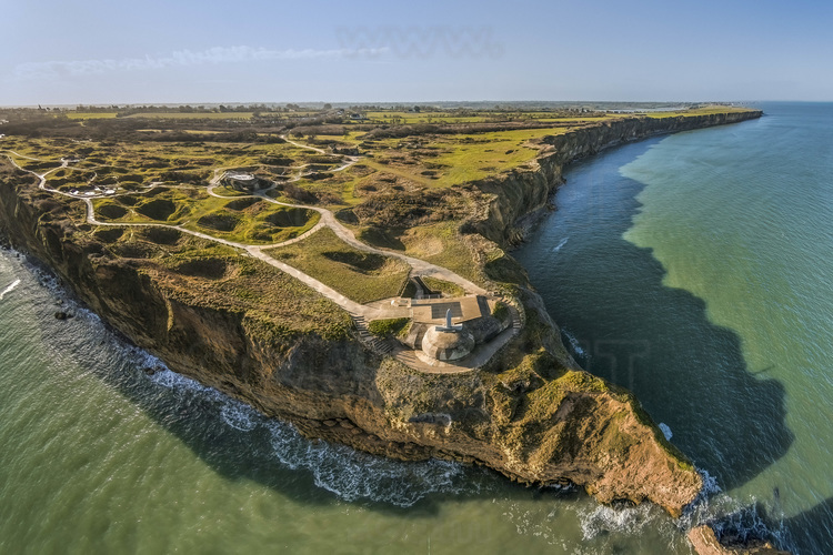 Normandie - Calvados (14) - Cricqueville en Bessin : Site 2 : Pointe du Hoc. La pointe du Hoc surplombe une falaise de 25 a 30 metres de haut avec une plage de galets d'une dizaine de metres de large a ses pieds. Situee entre les plages de Utah Beach (a l'ouest) et Omaha Beach (a l'est), la pointe avait ete fortifiee par les Allemands et, selon les reconnaissances aeriennes alliees, etait equipee de pieces d'artillerie lourde dont la portee menacait les deux plages voisines. Il avait ete juge primordial, pour la reussite du debarquement, que les pieces d'artillerie soient mises hors service le plus rapidement possible. Cette mission fut confiee au 2e bataillon de Rangers americain qui reussit a prendre le controle du site au prix de lourdes pertes. Sur les 225 Rangers qui debarquerent ce jour-la, 135 (en date du 8 juin 1944, en comptant les hommes du LCA 860) furent tues. Le lieutenant-colonel James Earl Rudder lui-meme fut blesse par deux fois durant cette operation. En janvier 1979, la France a legue une partie des terrains de la pointe du Hoc aux Etats-Unis. // France - Normandy - Calvados (14) - Cricqueville en Bessin: Site 2: Pointe du Hoc. The Pointe du Hoc overlooks a 25 to 30-metre-high cliff with a ten-metre-wide pebble beach at its foot. Situated between Utah Beach (to the west) and Omaha Beach (to the east), the Pointe had been fortified by the Germans and, according to allied aerial reconnaissance, was equipped with heavy artillery whose range threatened both nearby beaches. It was deemed vital to the success of the landings that the artillery pieces be put out of action as quickly as possible. This mission was entrusted to the 2nd American Ranger Battalion, which succeeded in taking control of the site at the cost of heavy losses. Of the 225 Rangers who landed that day, 135 (as of June 8, 1944, including the men of LCA 860) were killed. Lieutenant-Colonel James Earl Rudder himself was wounded twice during the operation. In January 1979, France bequeathe